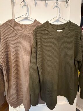 SO Women's Crewneck Sweaters - Olive Green & Taupe